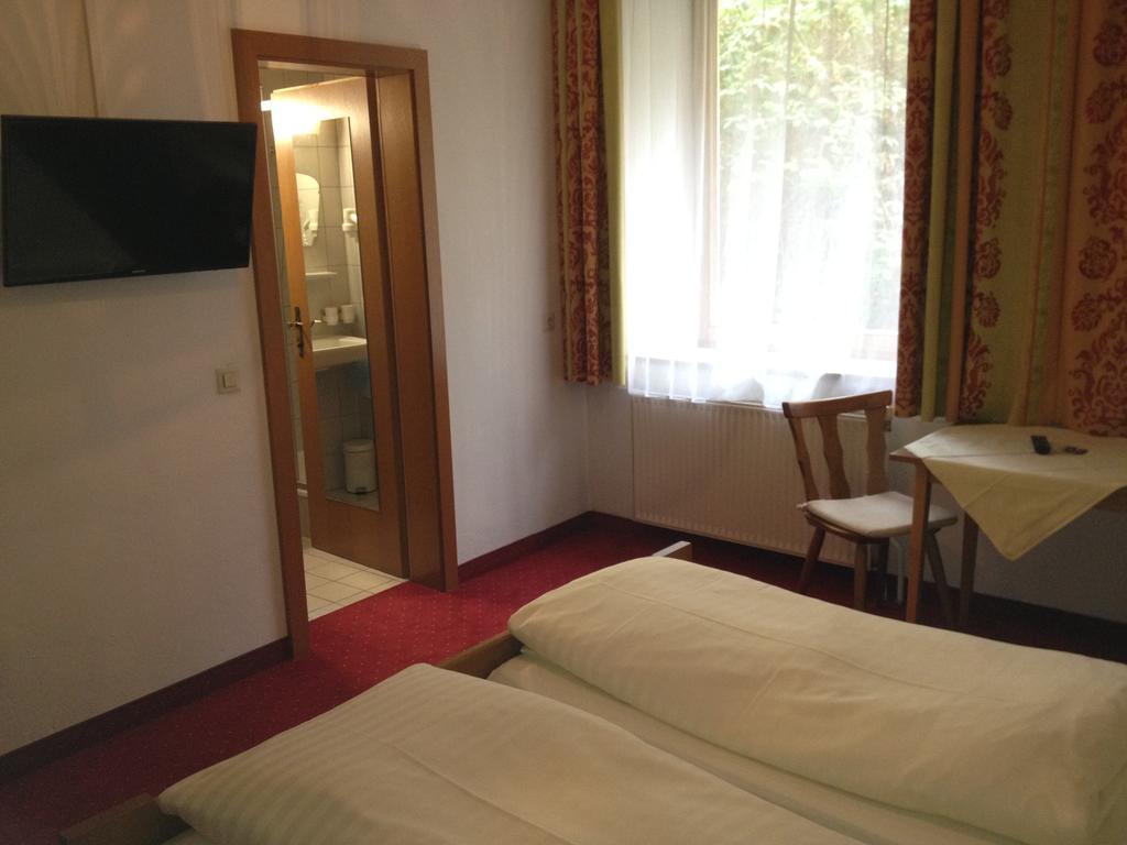 Schwarzer Adler Hotel ลันเด็ค ภายนอก รูปภาพ