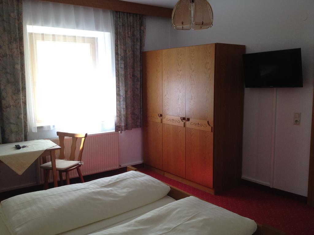 Schwarzer Adler Hotel ลันเด็ค ภายนอก รูปภาพ