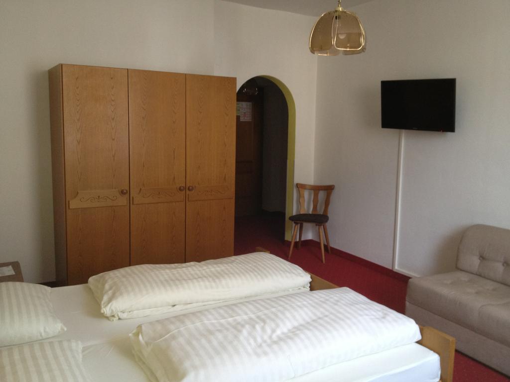Schwarzer Adler Hotel ลันเด็ค ภายนอก รูปภาพ