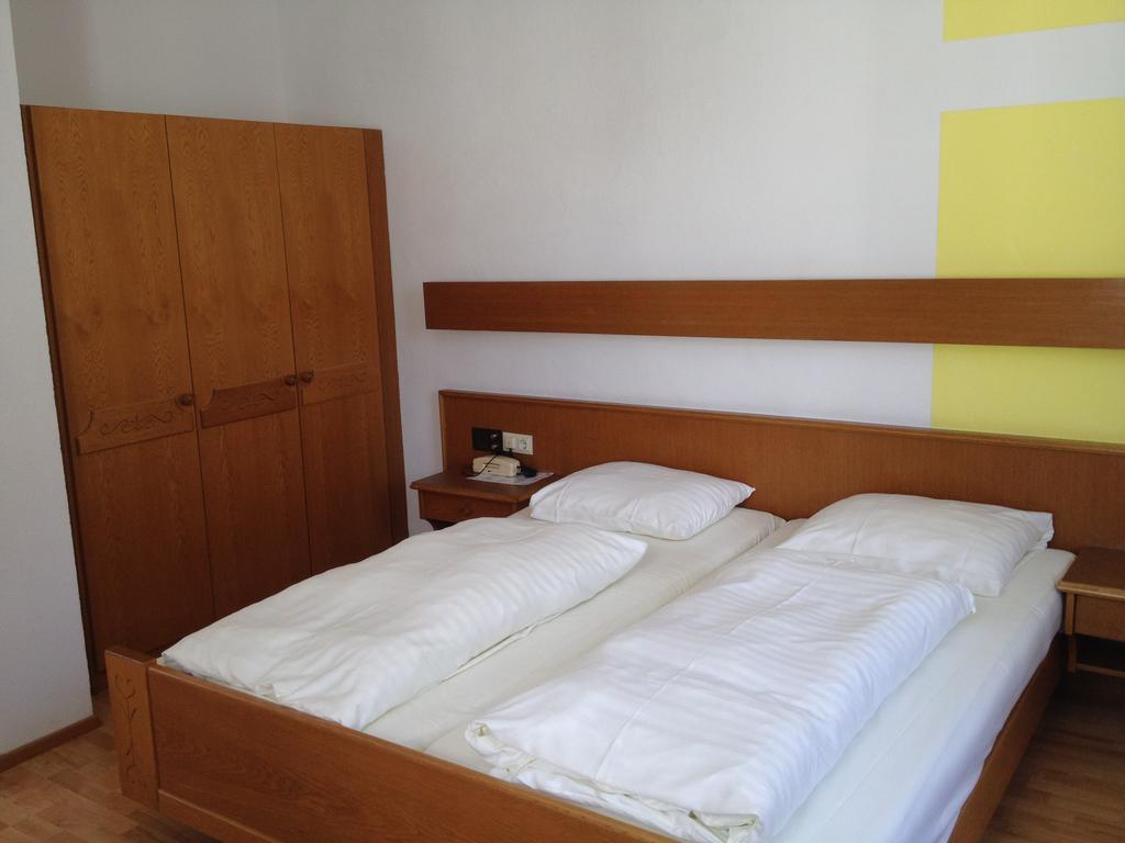 Schwarzer Adler Hotel ลันเด็ค ภายนอก รูปภาพ