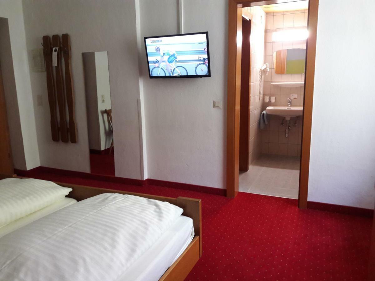 Schwarzer Adler Hotel ลันเด็ค ภายนอก รูปภาพ